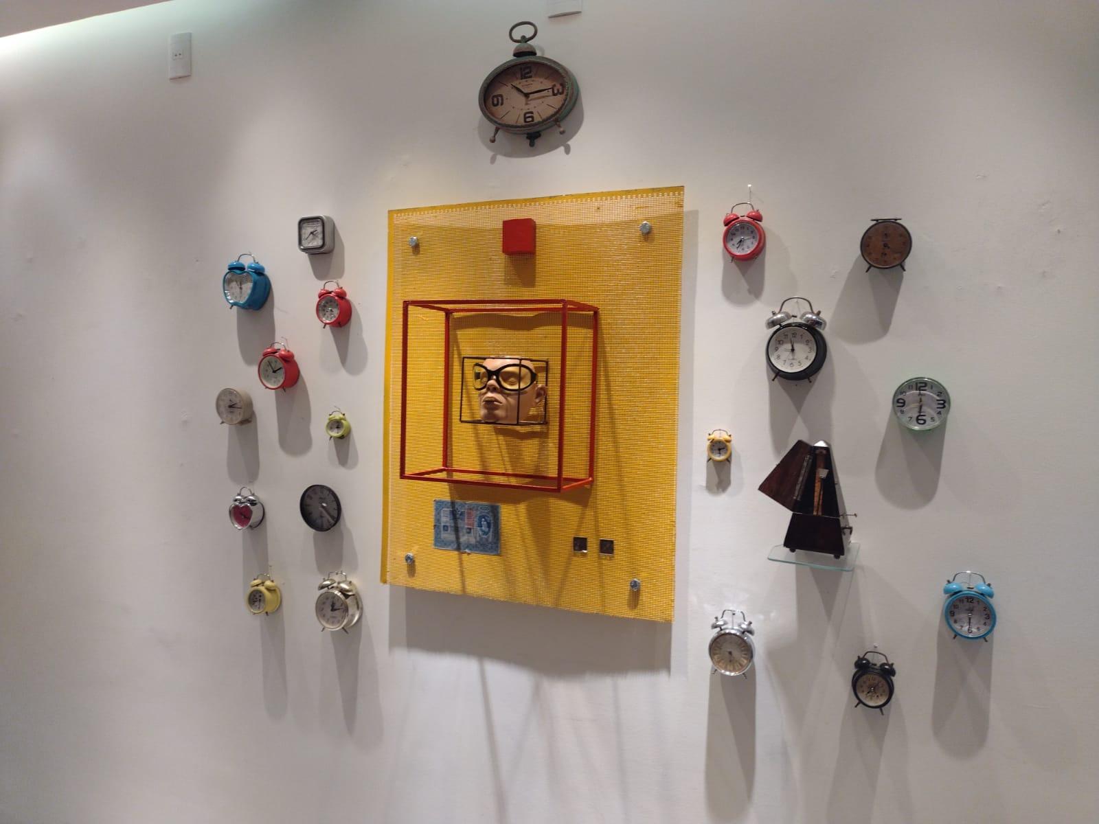 O artista conceitual Otamy abre a exposição “Portas e Portais, Espaço – Tempo – Infinito”, trazendo o objeto porta como metáfora e provocação, no Centro Cultural Correios RJ