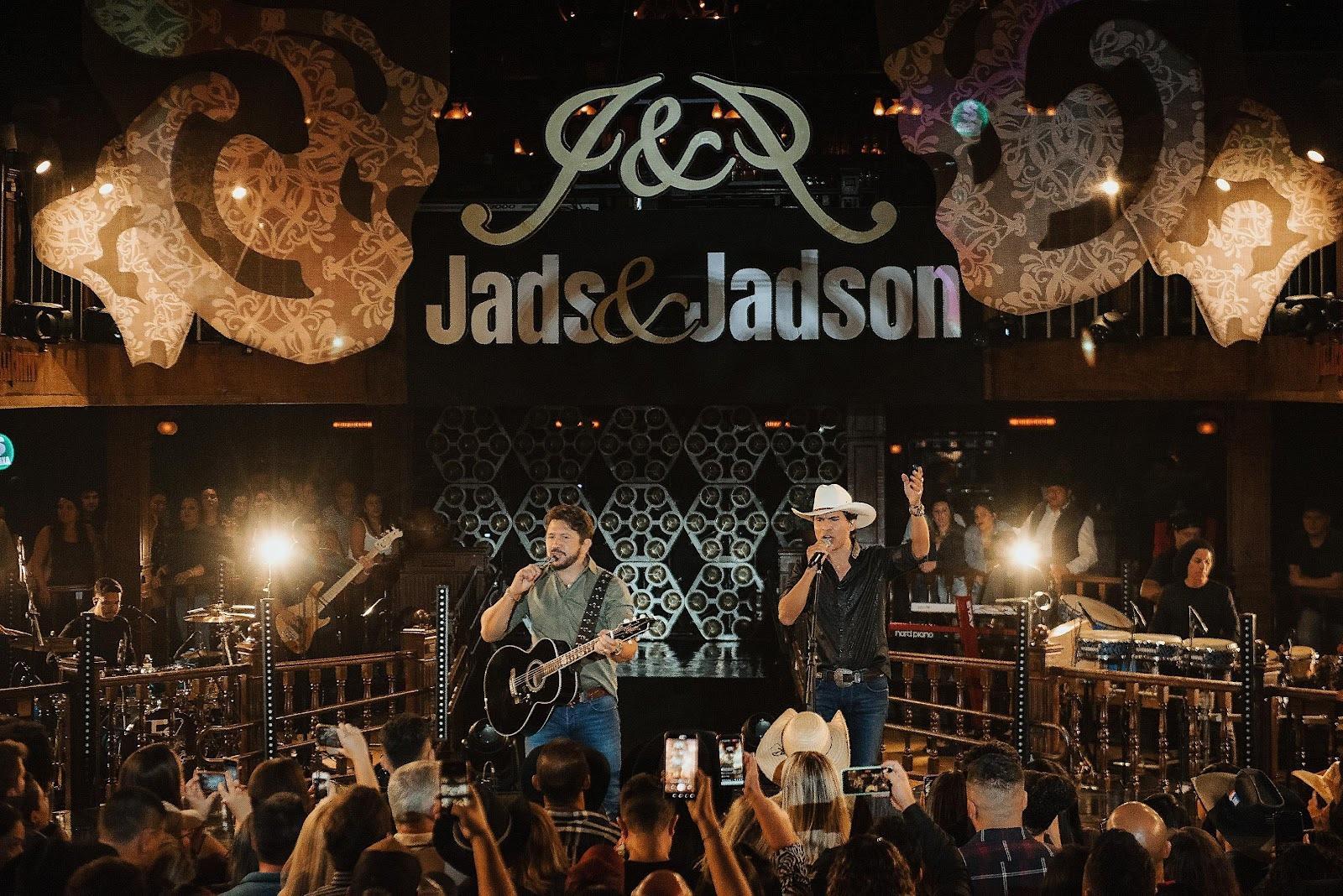 Jads & Jadson lançam álbum completo “20 Anos de História”