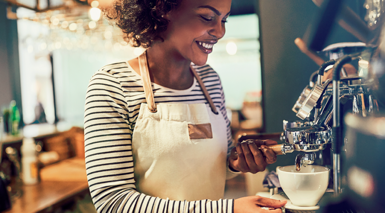 Projeto com jovens negros e moradores de favelas forma baristas para o mercado de trabalho