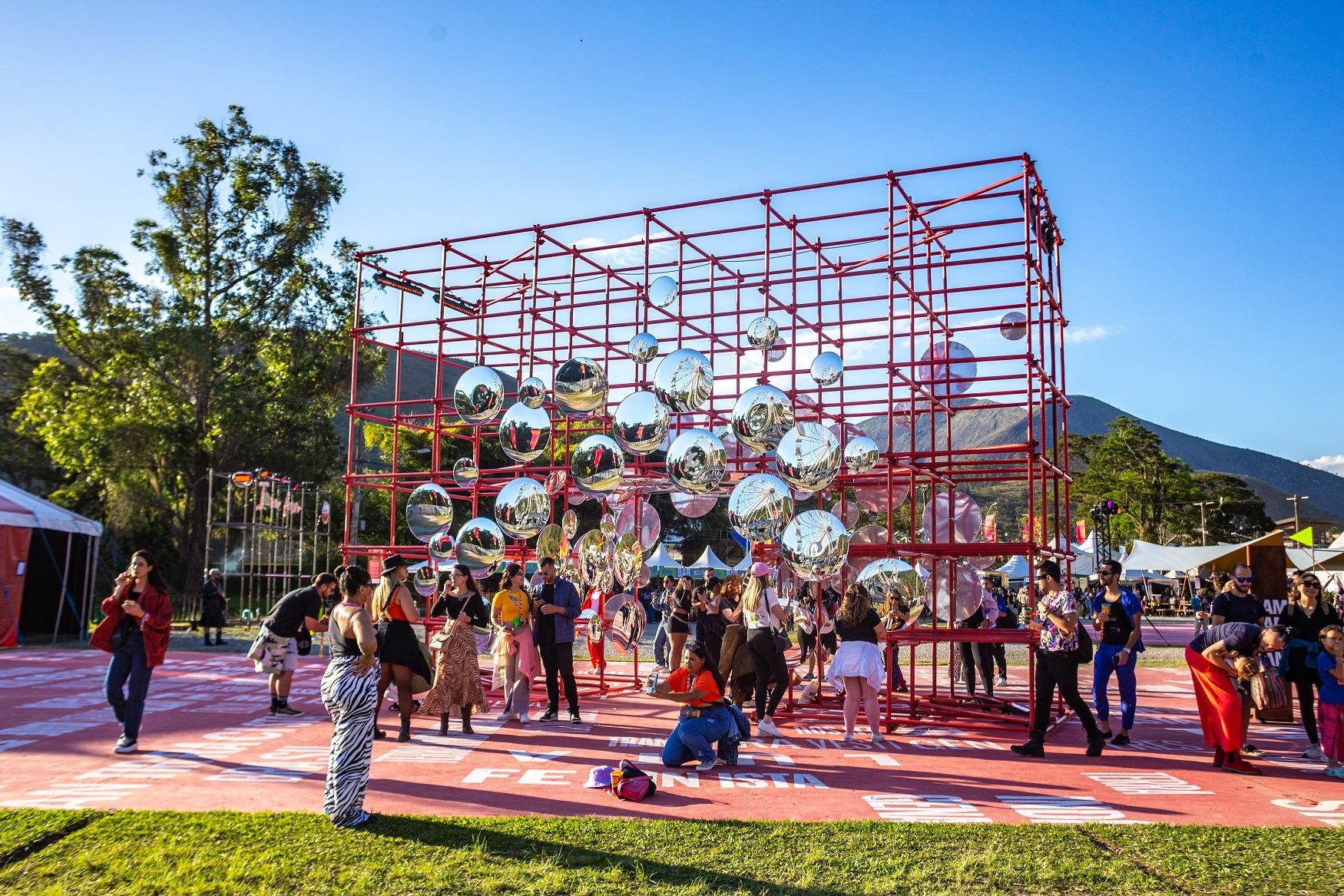 Amstel marca presença na segunda edição do Rock The Mountain e apresenta uma instalação artística que inspira a autoexpressão e recriada pelo primeiro brasileiro a expor no Coachella