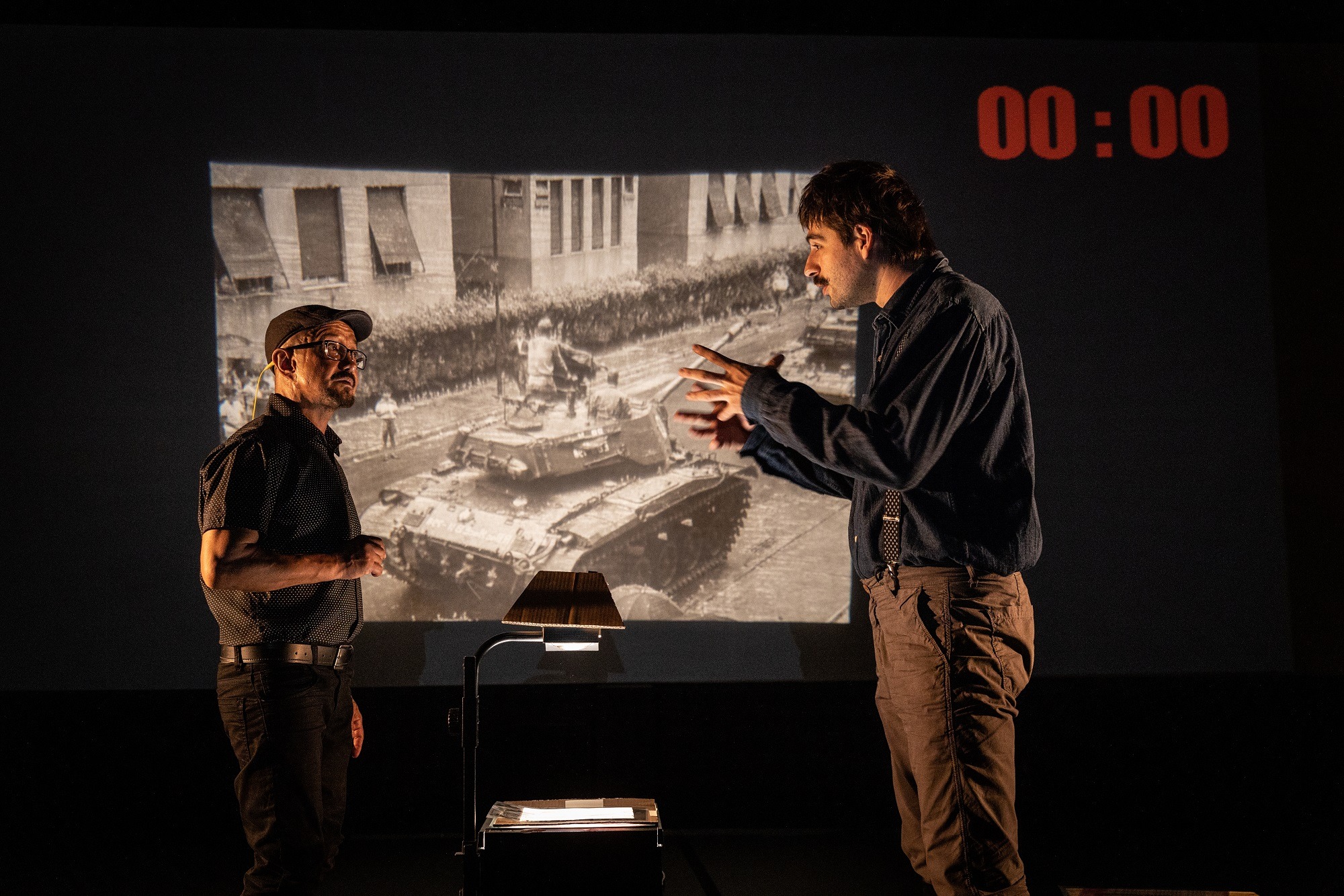 Últimas apresentações do espetáculo E Lá Fora o Silêncio no Teatro Cacilda Becker