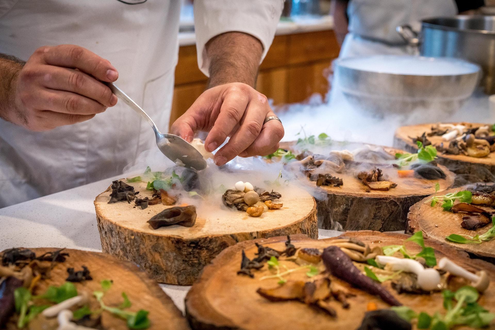 Chef Felipe Rameh se torna embaixador do curso de gastronomia da Faculdade Arnaldo em Belo Horizonte