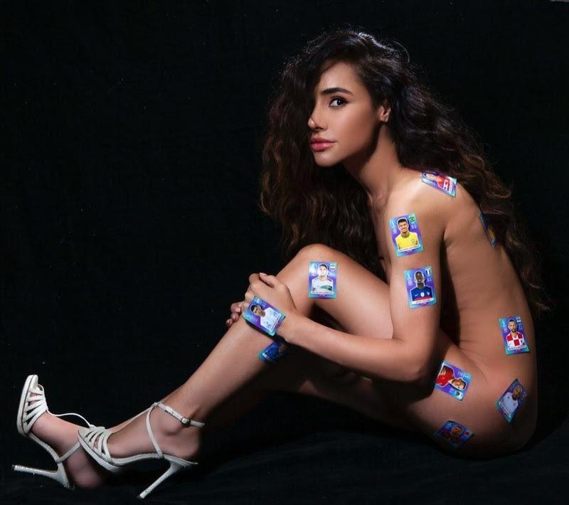 Fotógrafo brasileiro usa modelo como álbum de figurinhas humano em projeto sobre paixão do brasileiro pela Copa do Mundo