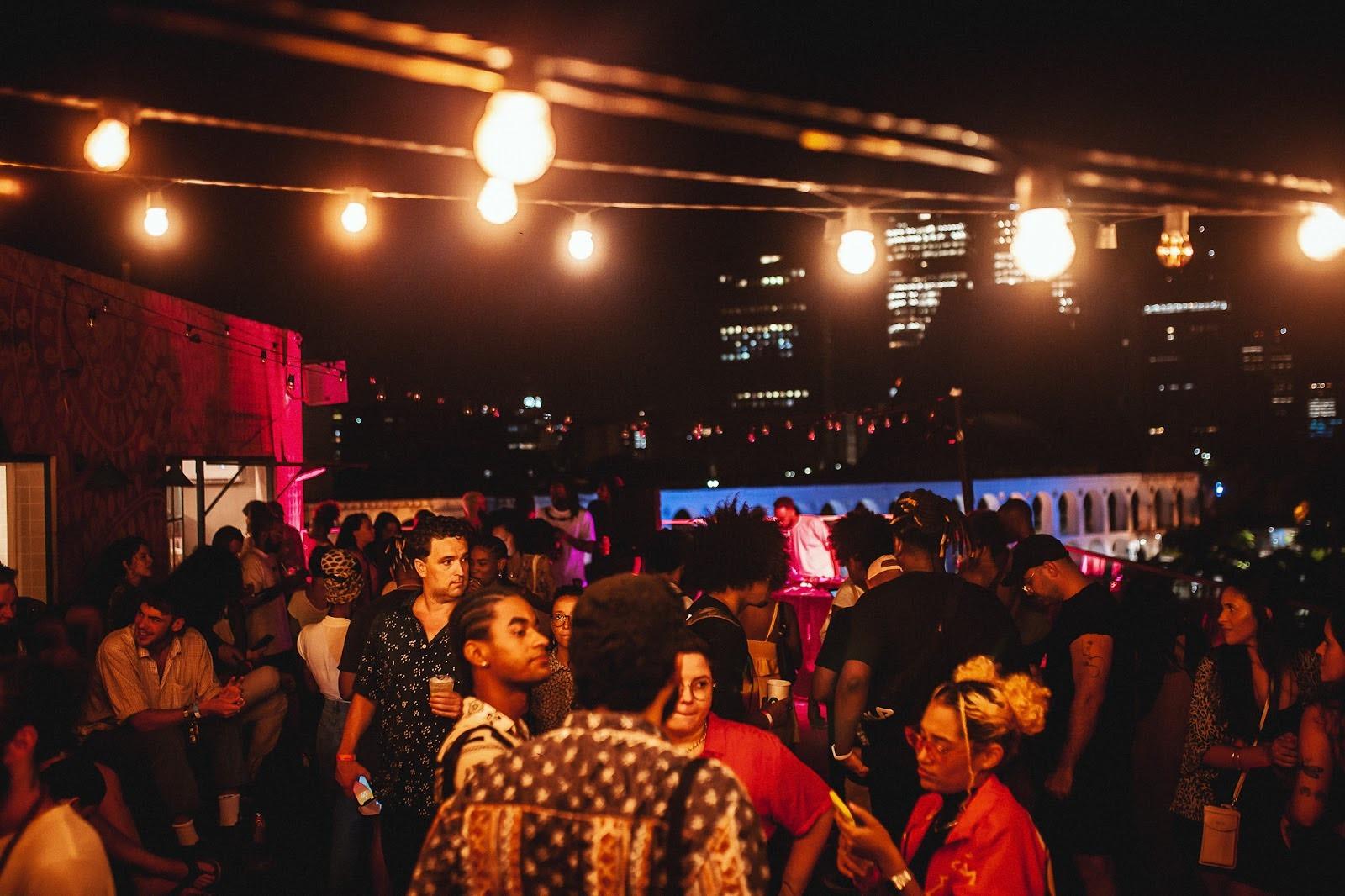 SELINA LAPA RECEBE OKUPILUKA SUNSET