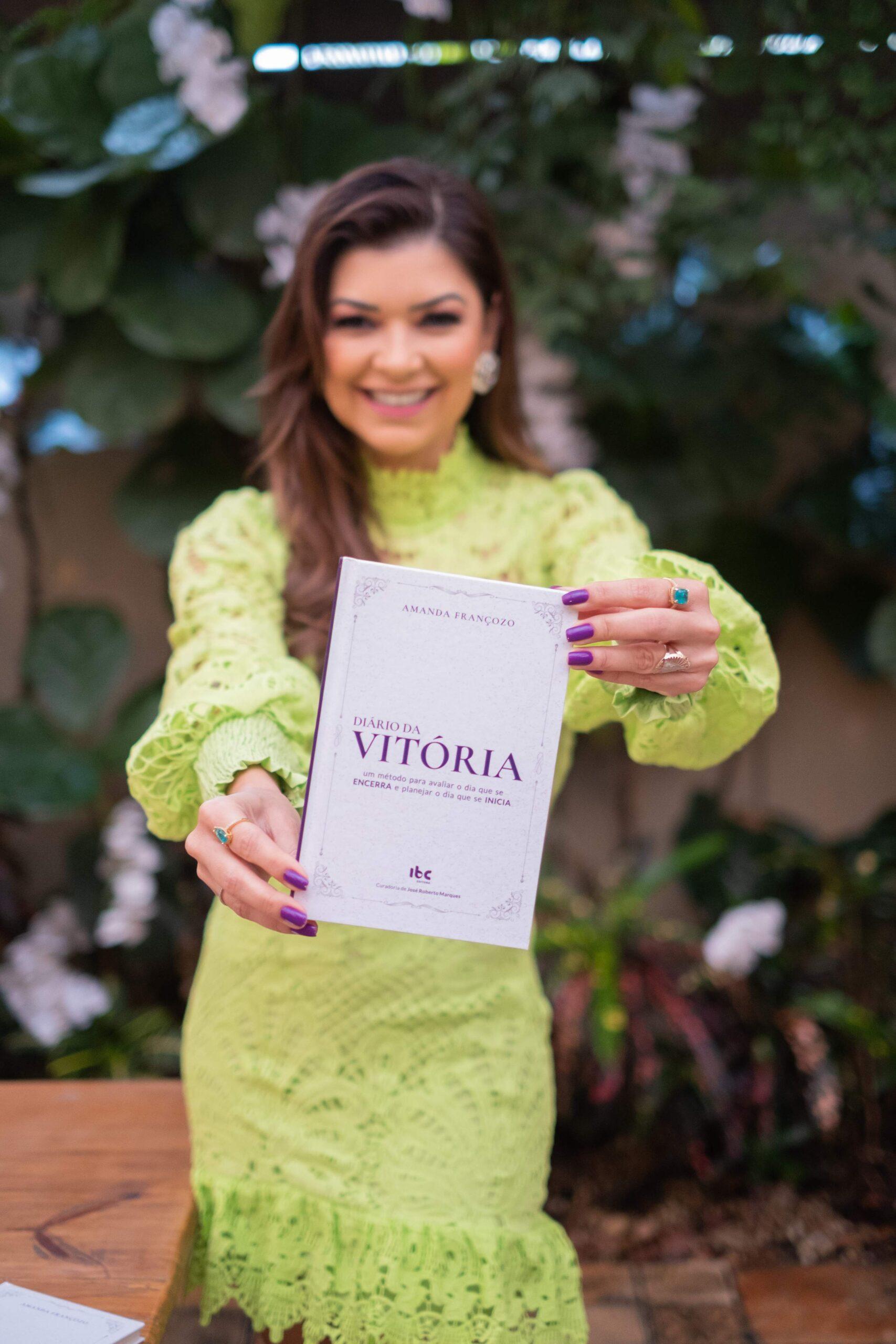 Amanda Françozo lança seu primeiro livro