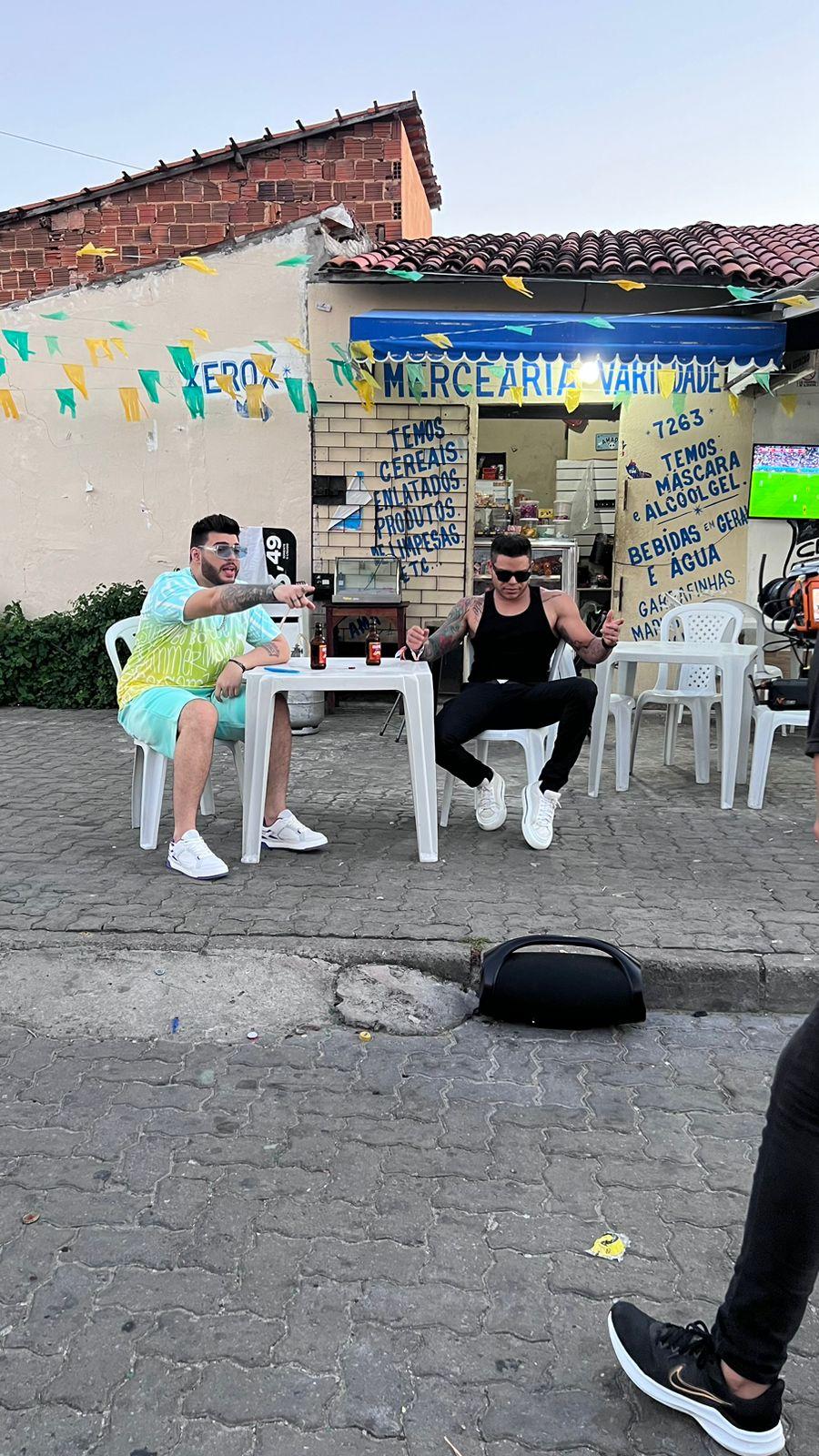 Kadu Martins e Tierry gravam videoclipe em periferia de Fortaleza/CE