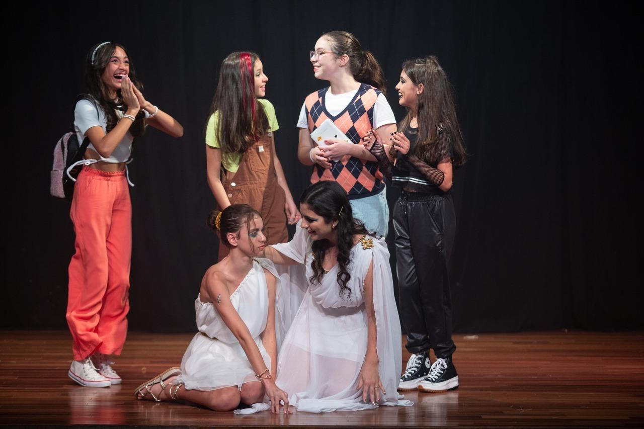 YouTuber Larissa Meireles volta aos palcos em “Os Artefatos da Infinitude”