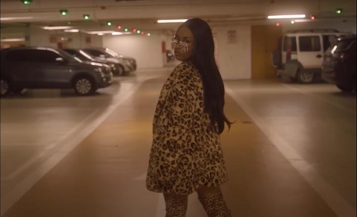 Ebony mescla referências estéticas do funk carioca com os anos 2000 no videoclipe de “100MILI”