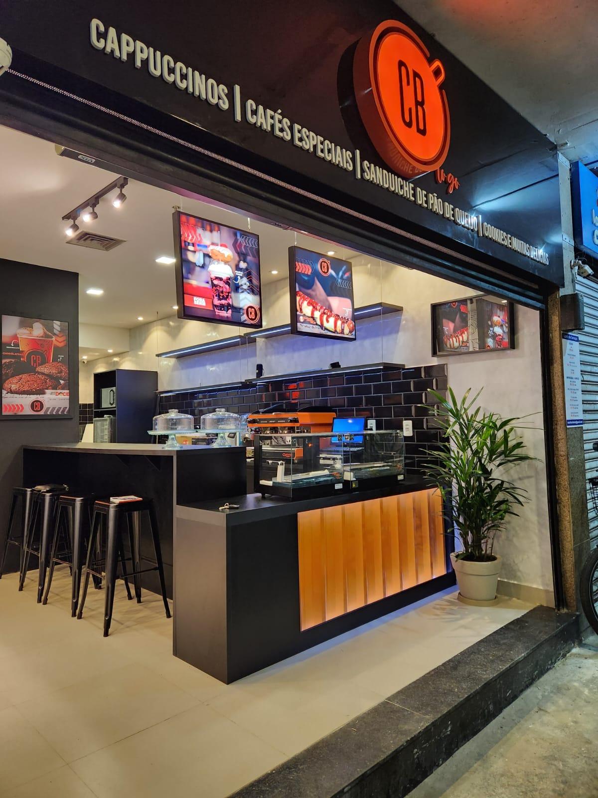 O Shopping Cassino Atlântico abre a primeira CB To Go da Zona Sul do Rio, a nova tendência em cafés, bebidas e comidas com receitas originais e nomes divertidos.