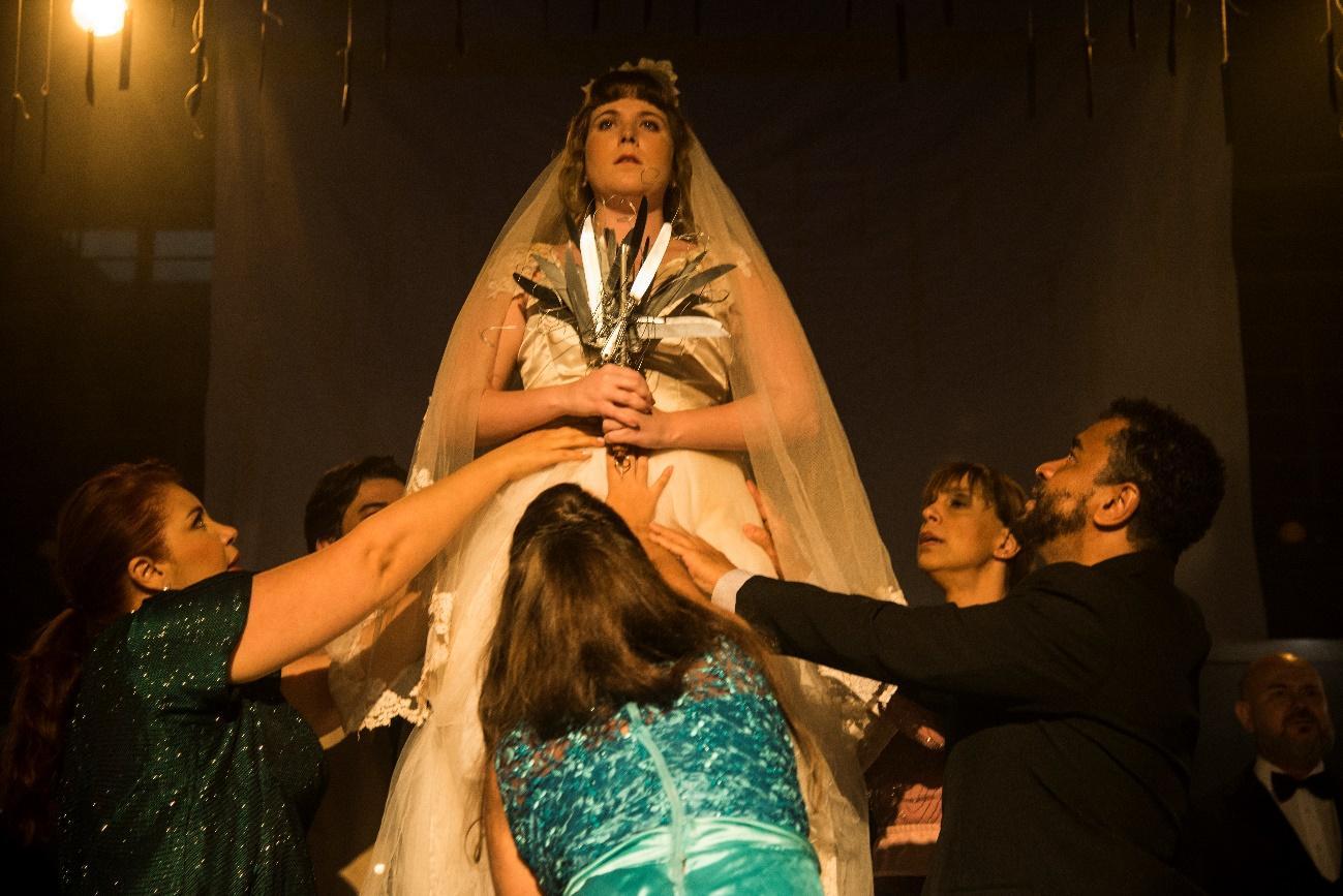 Com temporada no Teatro de Contêiner, Casamento de Sangue em Santos, do Grupo Tescom, discute escolhas femininas e os papéis sociais sob a direção de Nelson Baskerville
