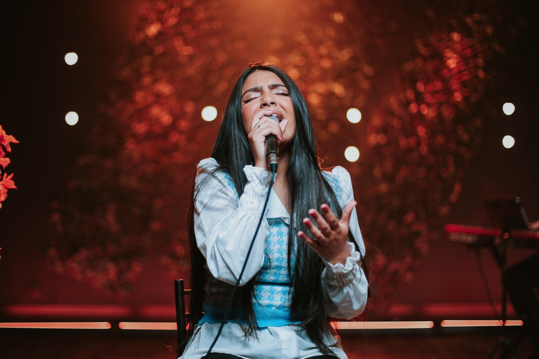 Conheça o talento da jovem cantora Malu Assunção