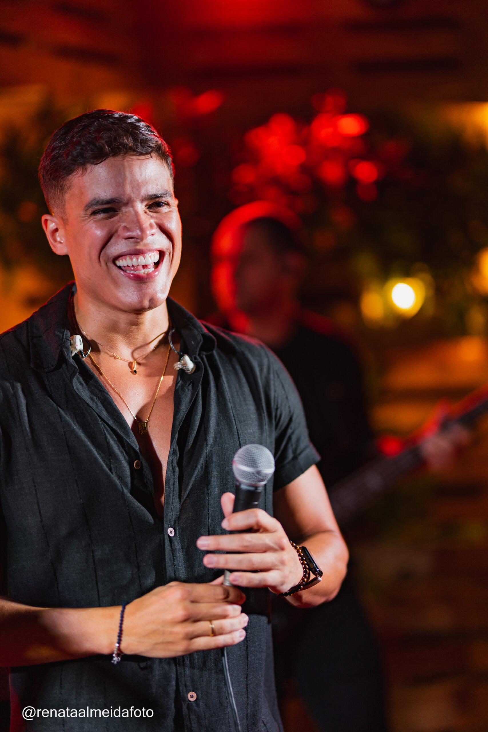 Marcos Lessa se apresenta com Bloquinho de Carnaval no restaurante Illa Maré