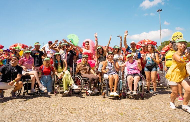 Carnaval para todo mundo: Bloco Sargento Pimenta e Boticário abrem primeiro espaço para pessoas com deficiência em blocos de rua no Rio de Janeiro