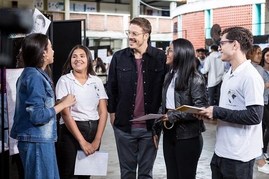 Rodrigo Lombardi e Fábio Porchat se juntam a estudantes no programa Desafio nas Escolas