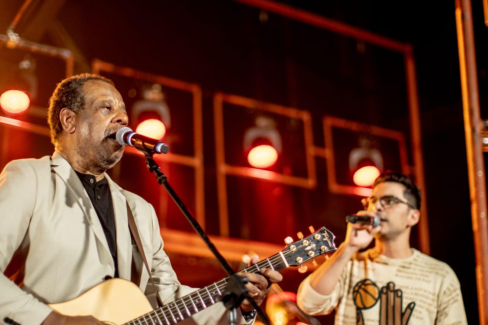 Adhemar de Campos e Paulo César Baruk em “Amigo de Deus”, canção do projeto “70 Anos de Adhemar de Campos”