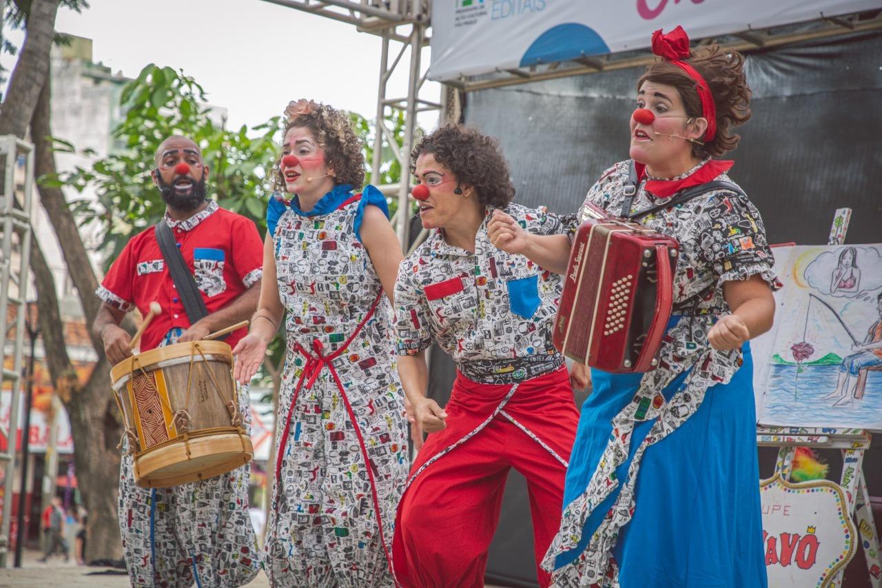 Trupe DuNavô apresenta o espetáculo teatral “O Livro do Mundo Inteiro” no Sesc Araraquara