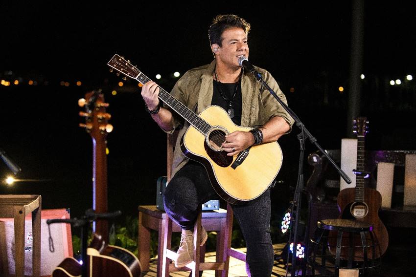 ALEX COHEN FAZ SHOW EM HOMENAGEM AO DIA INTERNACIONAL DA MULHER NO BAR DO ZECA PAGODINHO DE SÃO PAULO