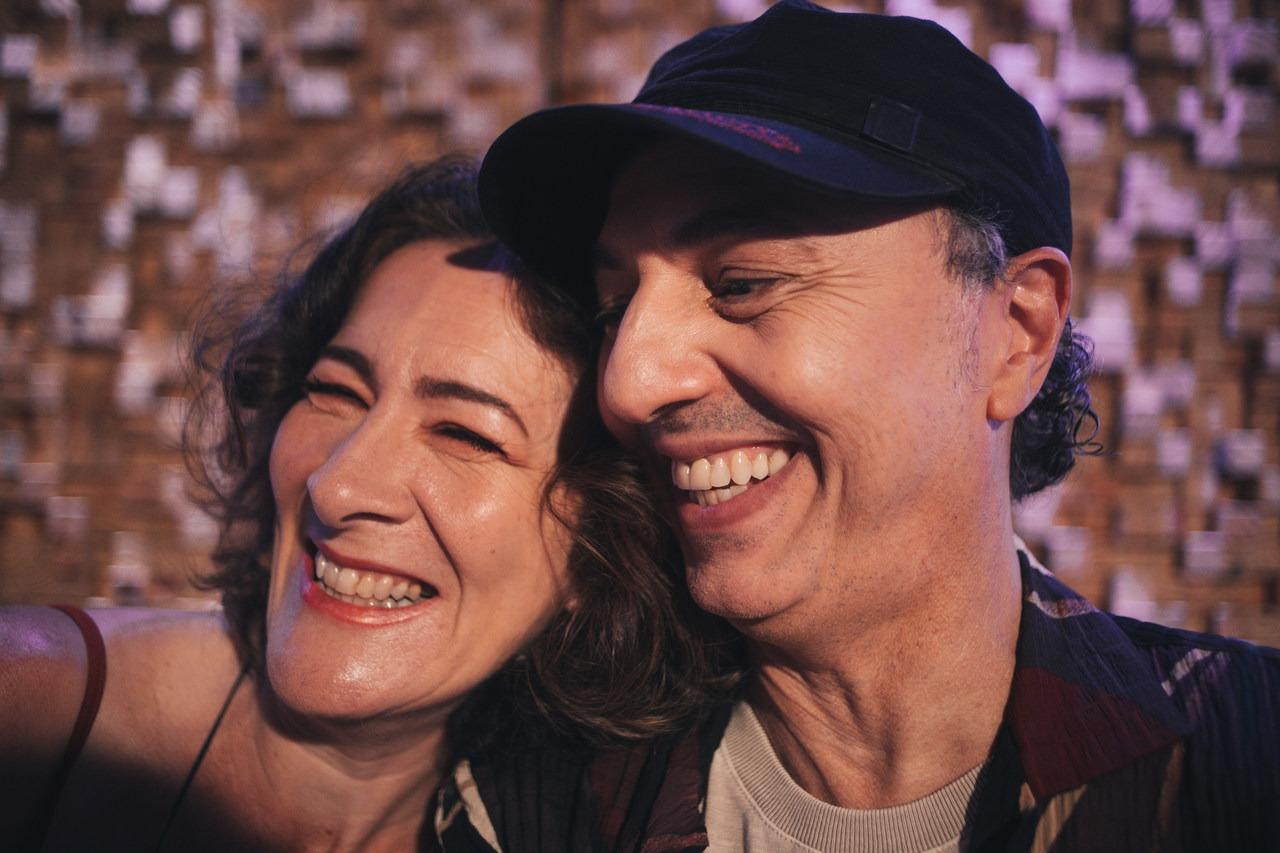 Patrícia Ahmaral lança regravação de “Go back”, com participação de Zeca Baleiro.
