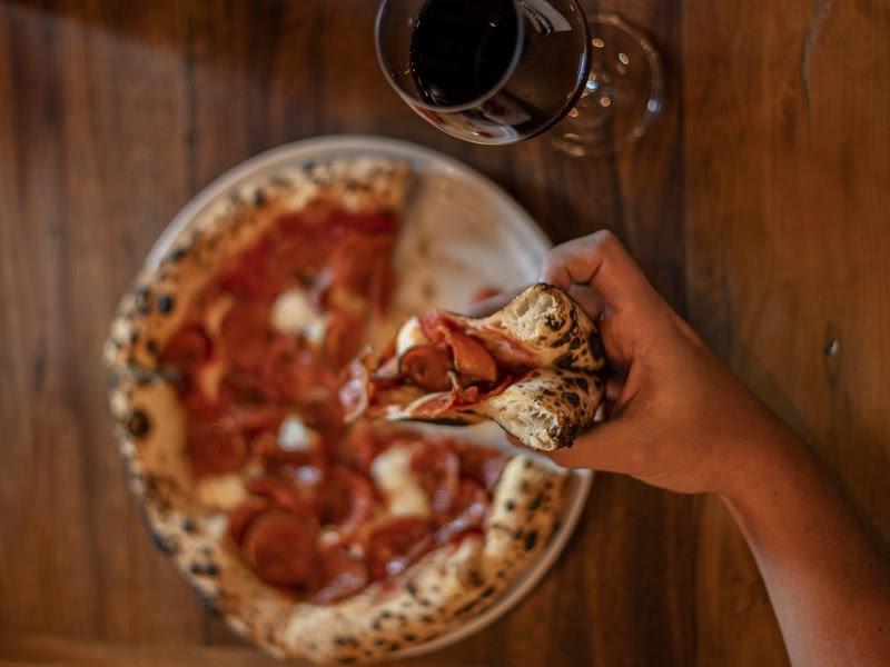 A arte da harmonização: como escolher o vinho perfeito para cada pizza 