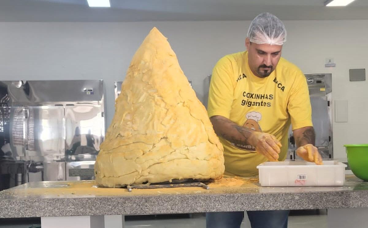 Recordista de coxinha com 76 kg vem ao Festival de Comidas Gigantes no Norte Shopping