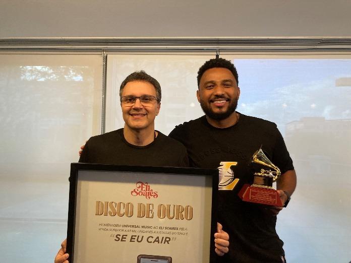 ELI SOARES RECEBE O LATIN GRAMMY® E UM DISCO DE OURO EM HOMENAGEM DA UNIVERSAL MUSIC