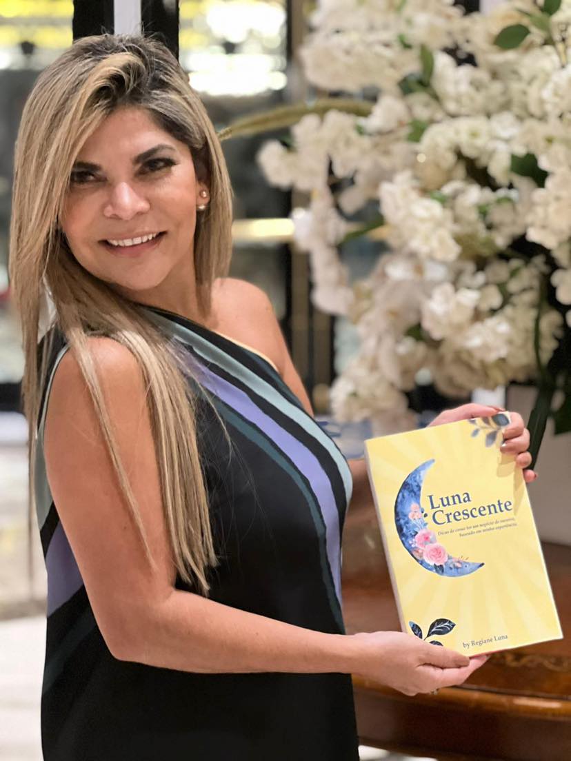 Empresária Regiane Luna lança livro “Luna Crescente”, e emociona público na Livraria da Vila