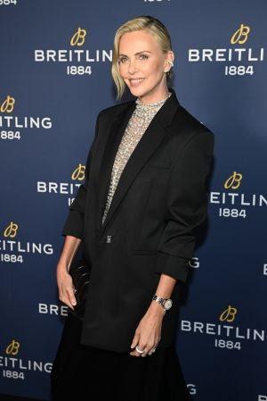 Charlize Theron Encanta Nova York com Lançamento de Relógios Breitling