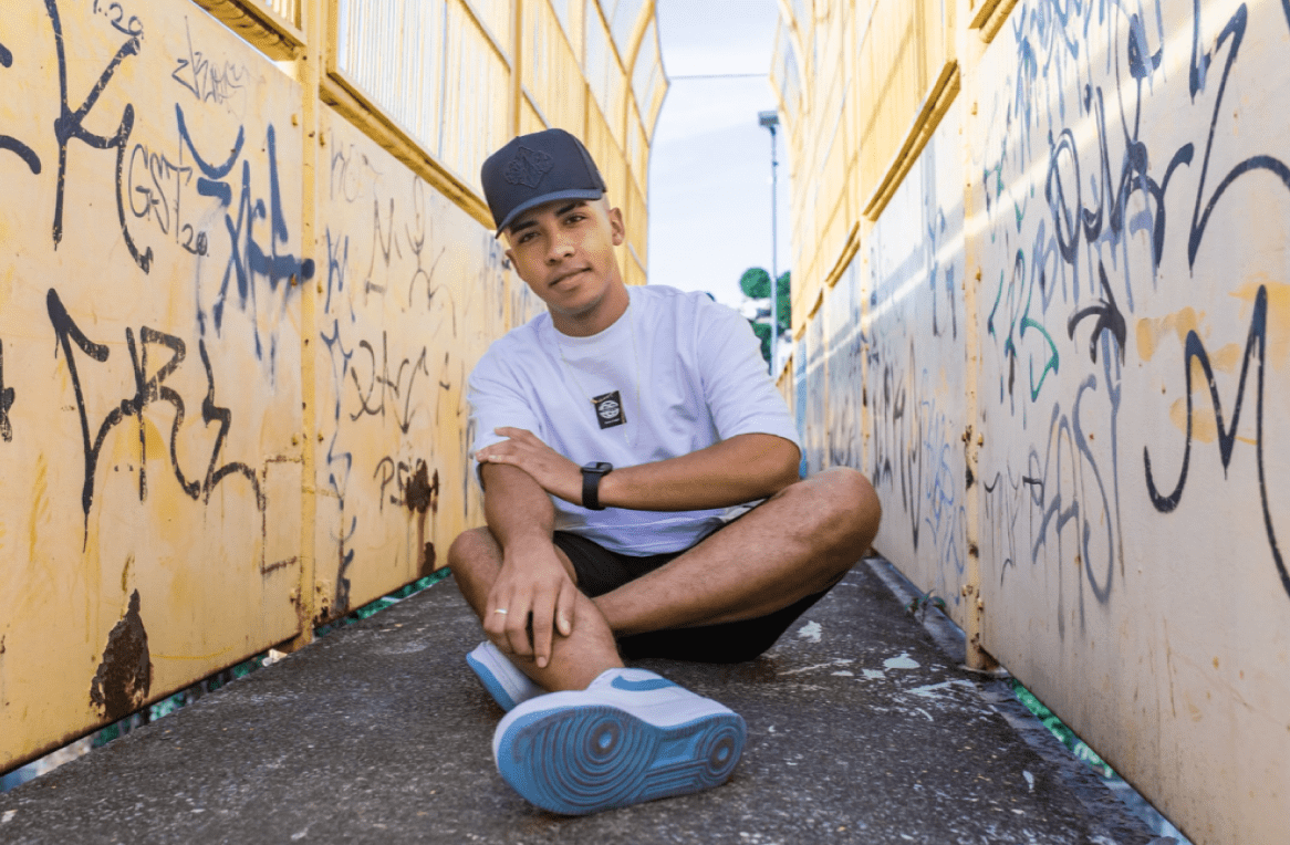 Tavinho Leoni Lança Álbum “Surreal” Celebrando o Amor e a Música em Belo Horizonte