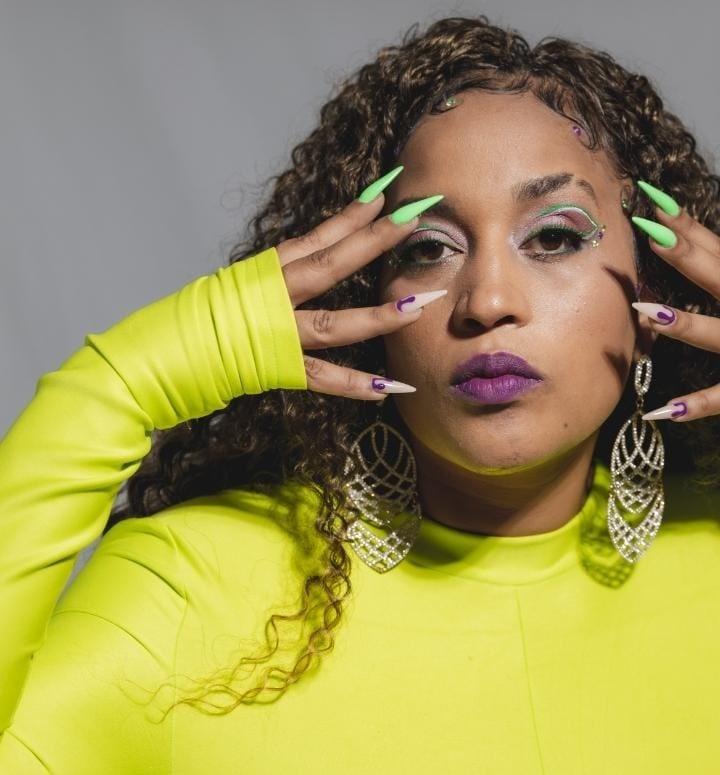 Sistah Mari lança primeiro álbum da carreira e celebra maturidade musical