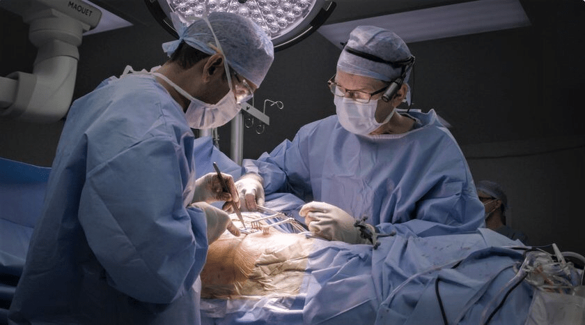 Cirurgiões Renomados do Reino Unido Desafiam Limites em Nova Série do Discovery