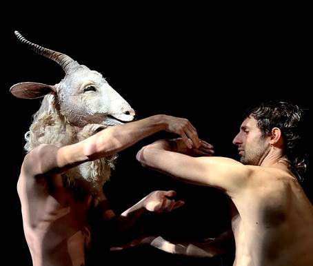 Cena Italiana Contemporânea Ilumina o Palco do Sesc Pompeia com Produções Inovadoras