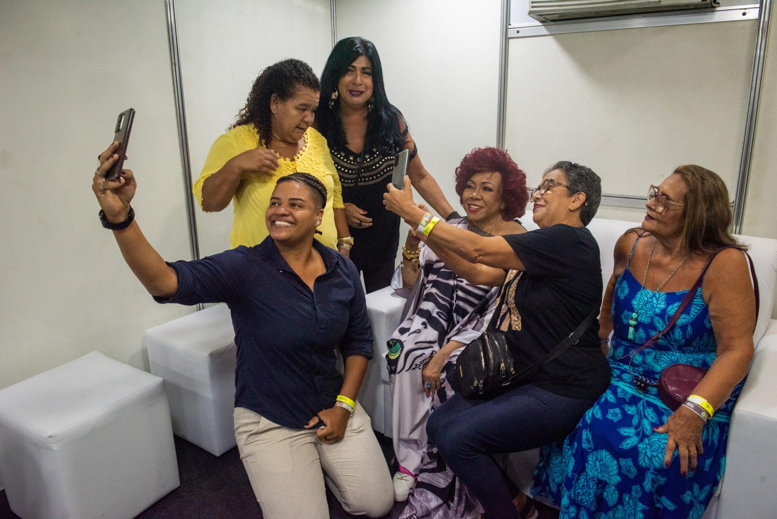 Alcione recebe grupo de mulheres do Complexo do Alemão no camarim antes de show no Universo Spanta