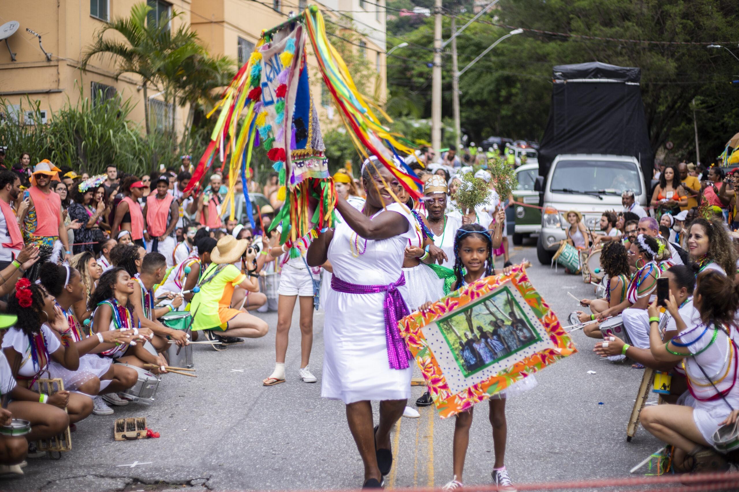 “Ensaio Geral do Carnaval 2024: Inovação Sonora e Blocos Emblemáticos na Avenida dos Andradas”
