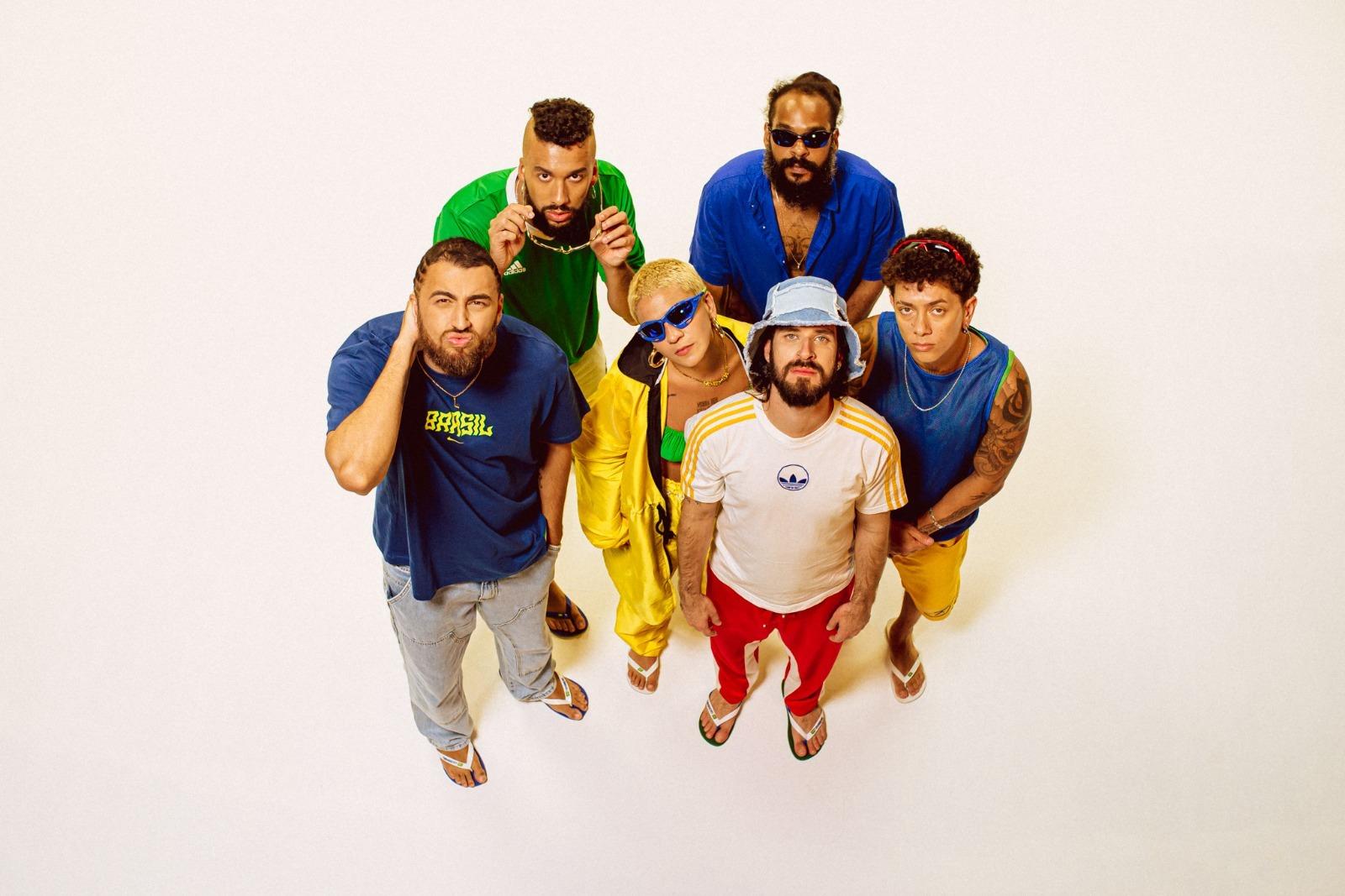 UNIÃO DAS BANDAS GRAVEOLA E LAMPARINA NO BLOCO TRIO TROPICAL