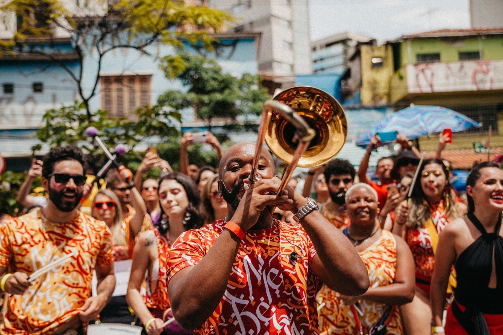 Celebre o 10º Aniversário do Bloco “Me Beija Que Eu Sou Pagodeiro” com um Desfile Especial!