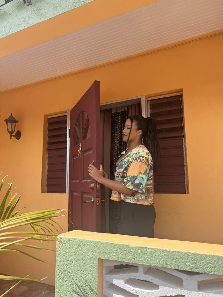 casa1-768x1024 Brasileira se hospeda na casa de infância de Rihanna em Barbados: fotos exclusivas!