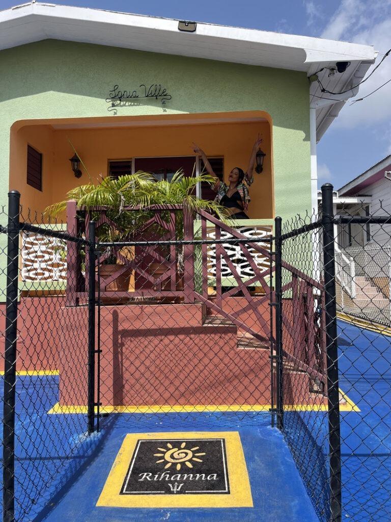casa2-768x1024 Brasileira se hospeda na casa de infância de Rihanna em Barbados: fotos exclusivas!
