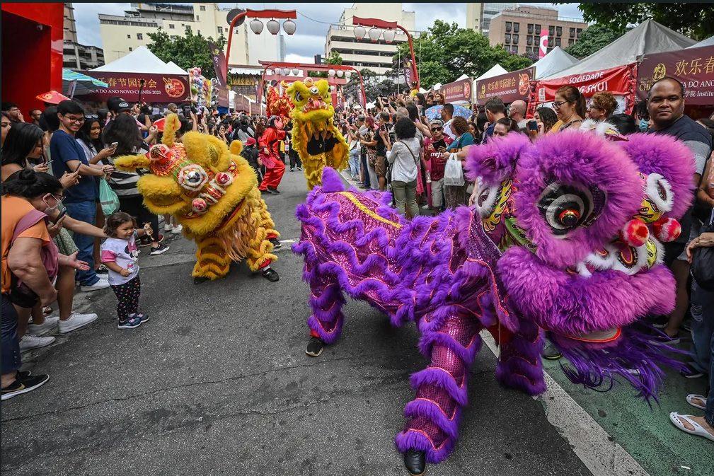 Desfile de Dragões e Leões Coloridos Celebra o Ano Novo Chinês no Bairro da Liberdade!