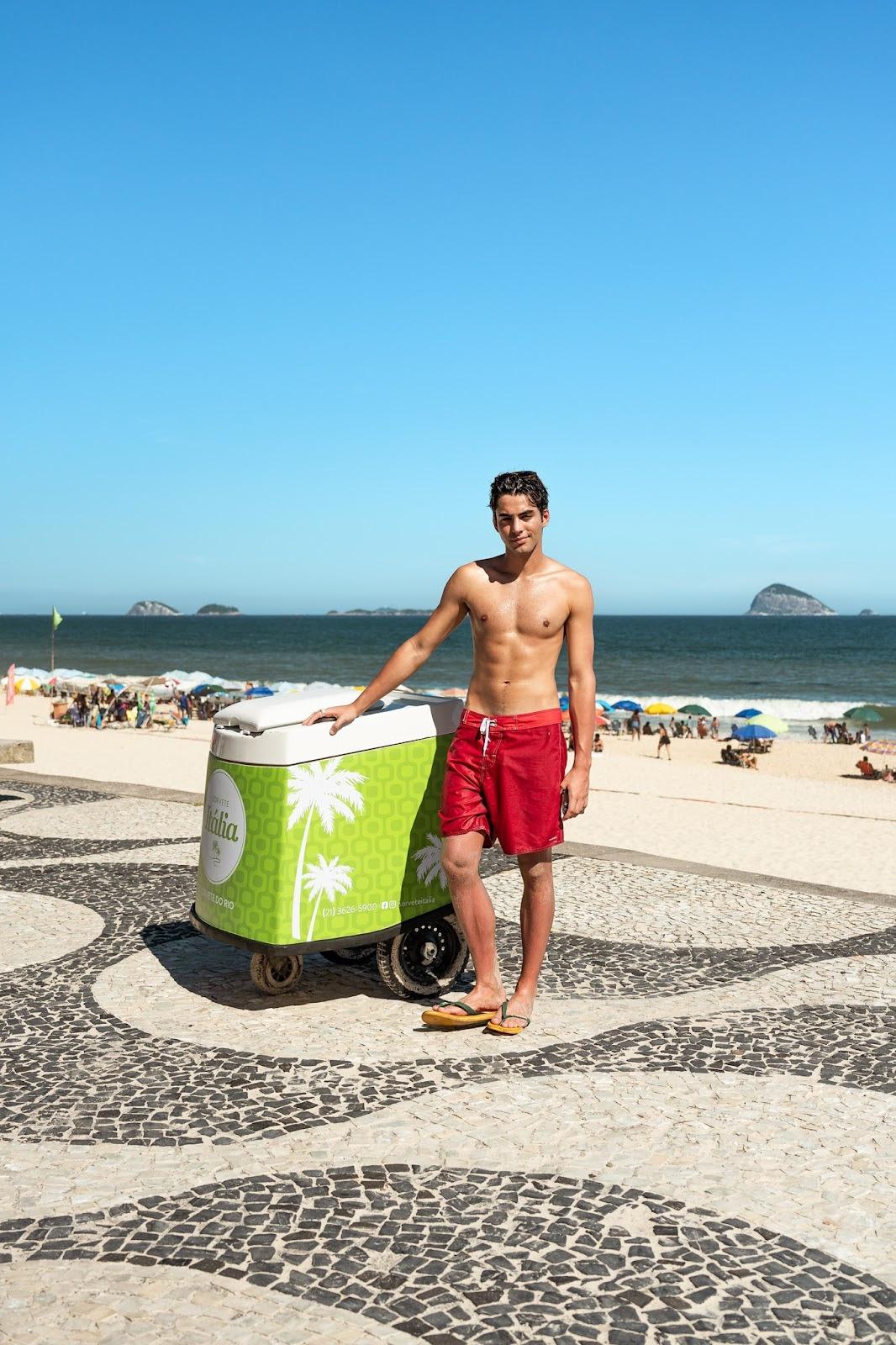 Lucas Pretti surpreende cariocas com picolés personalizados na Praia de São Conrado