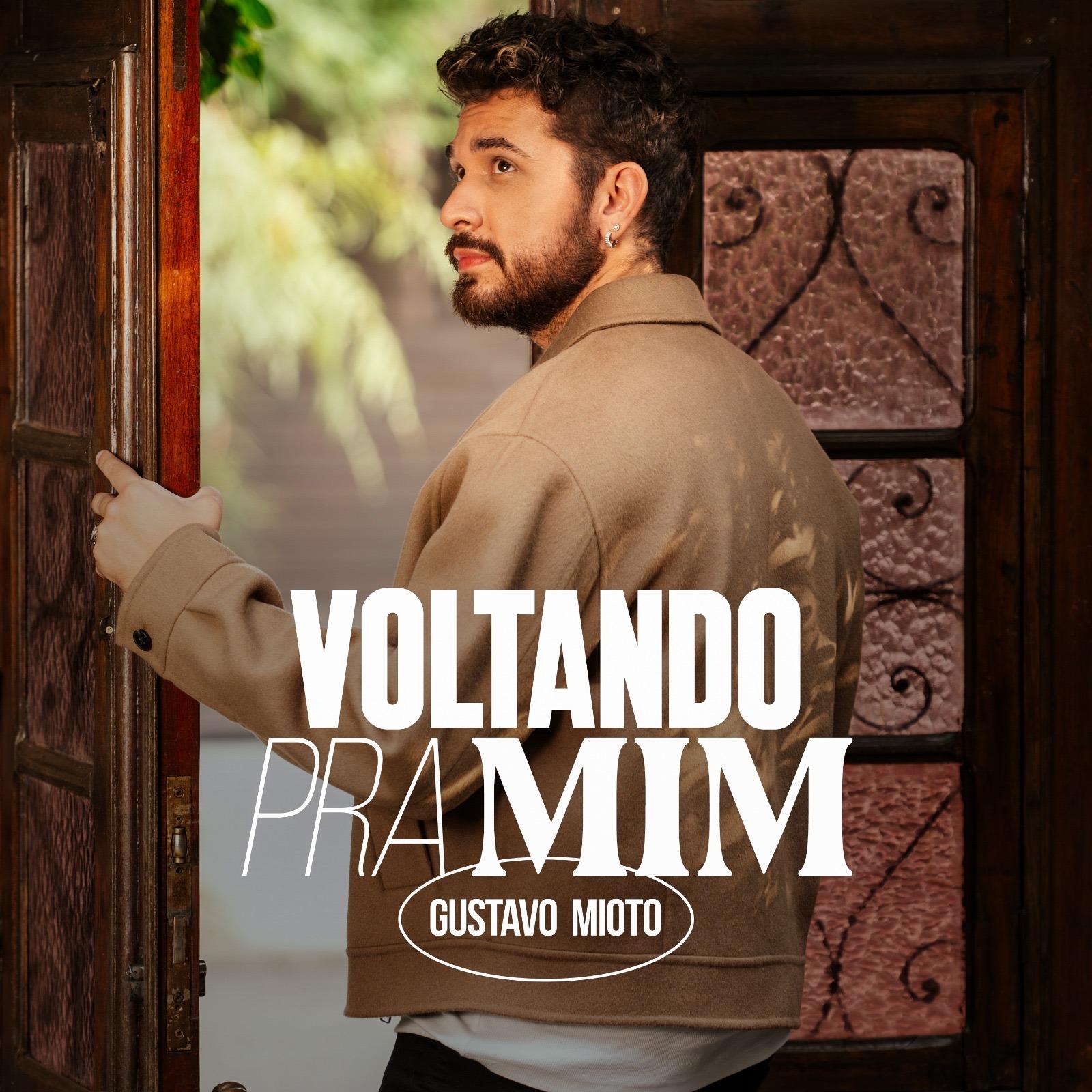 Gustavo Mioto retorna com suas raízes românticas no lançamento de “Voltando Pra Mim”