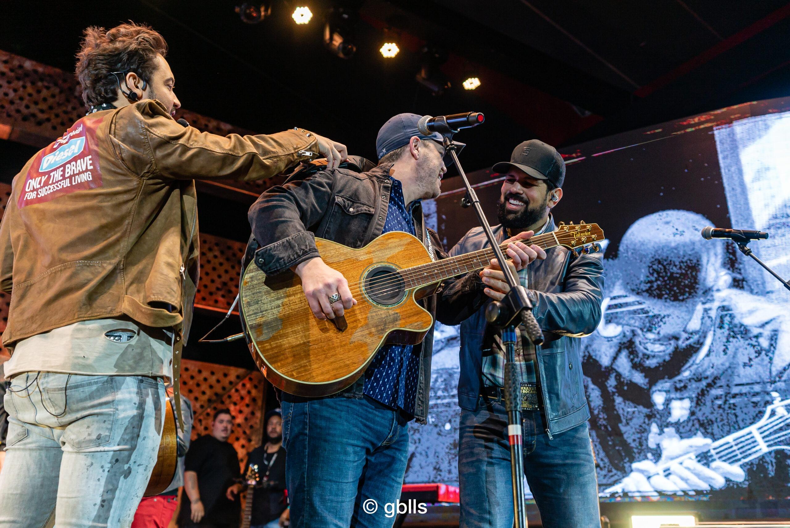 Atração Internacional em Bauru! Chris Weaver se junta à Fernando e Sorocaba em um show imperdível neste sábado