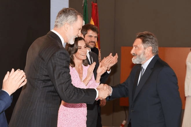 Jesús López, presidente e CEO da Universal Music Latino América & Península Ibérica, recebe em Cádiz a Medalha de Ouro por Mérito em Belas Artes, das mãos da realeza espanhola