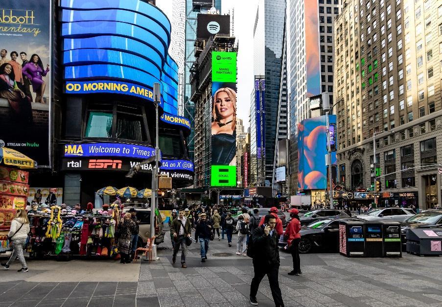 Manu Bahtidão brilha na Times Square como embaixadora do Spotify EQUAL