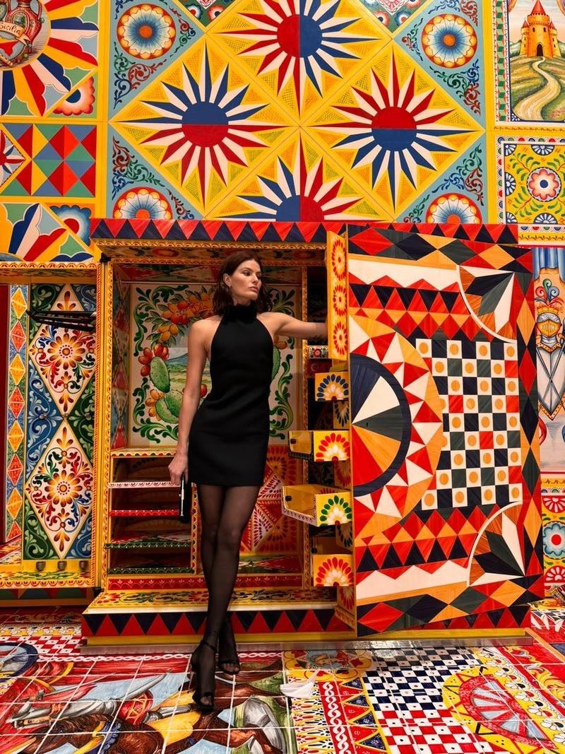 Isabeli Fontana é convidada para abertura de exposição, em Milão, que ilustra a paixão de Dolce & Gabbana pela Itália