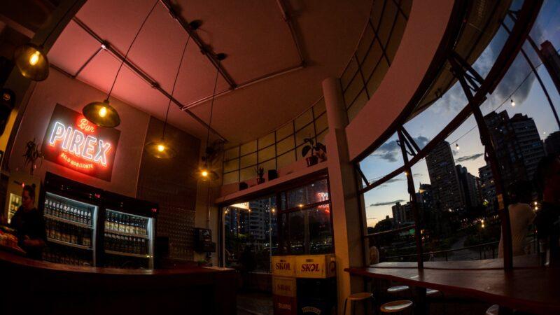 Bar Pirex oferece rodada dupla de Amstel e música ao vivo