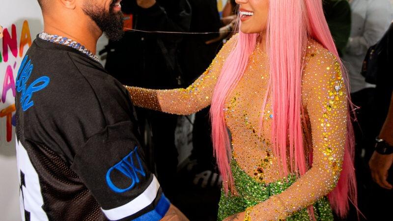 DENNIS faz participação surpresa no show de Karol G em São Paulo