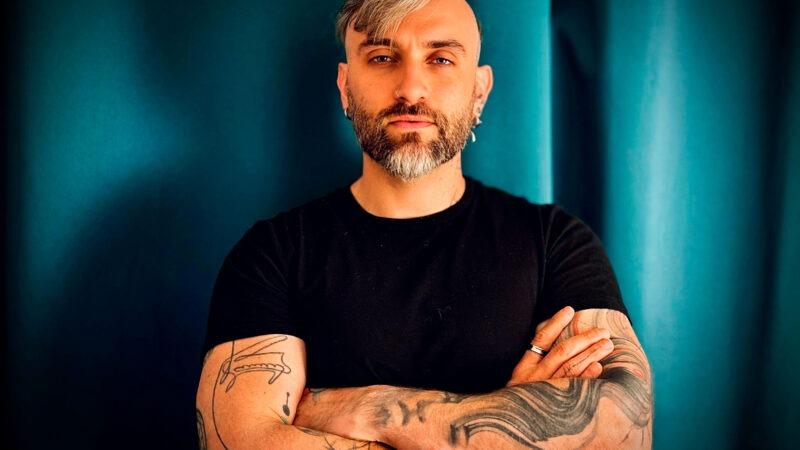 Quer ter seu vídeo musicado por Junior Carelli? Tecladista lança desafio nas redes sociais baseado em sua experiência pessoal
