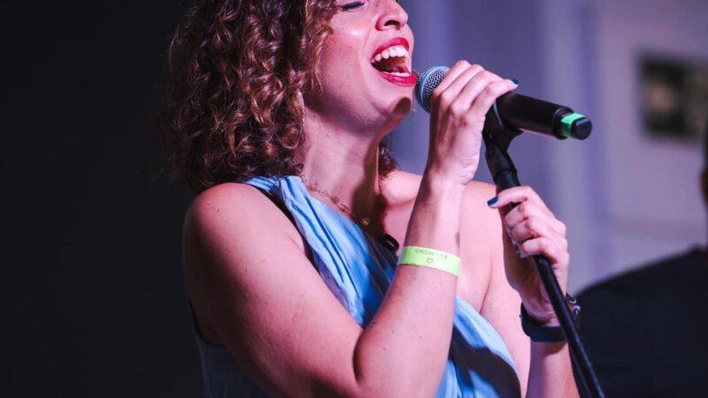 Raphaella Souza apresenta o show Jazz Sessions, no Ateliê Gastronômico Ricardo Freitas