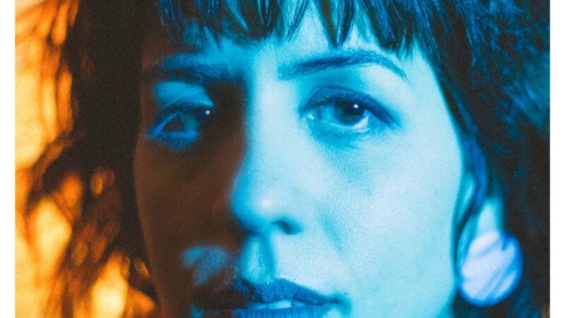 Julia Branco lança vinil de “Baby Blue” com show em BH