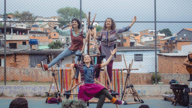Espetáculo infantil “Pro Mundo Virar” da Cia. Madeirite Rosa